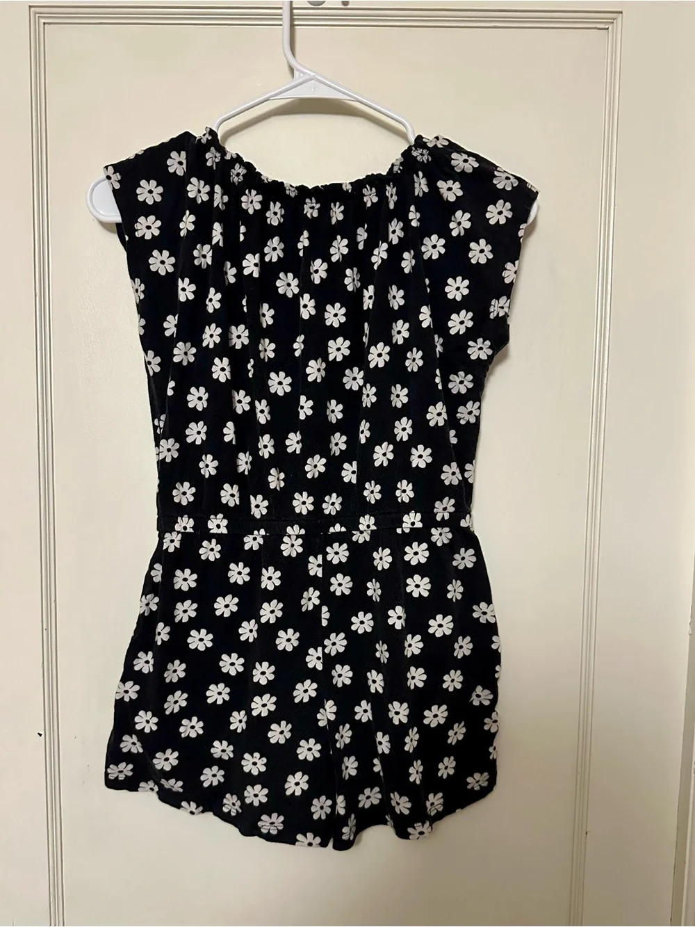 Black Floral Print Romper with Pockets - Playful Daisy Pattern - Girls’